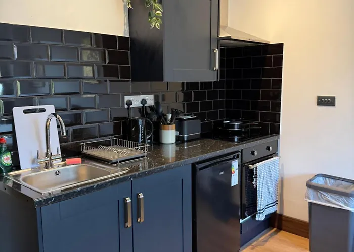 Globe Apartments M16