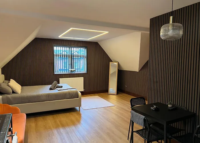 Globe Apartments M16